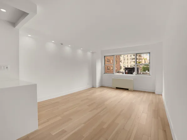 321 East 48th Street 9L image 3 of 6