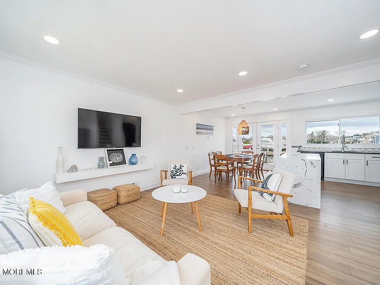58 E Lagoona Dr — Photo 1