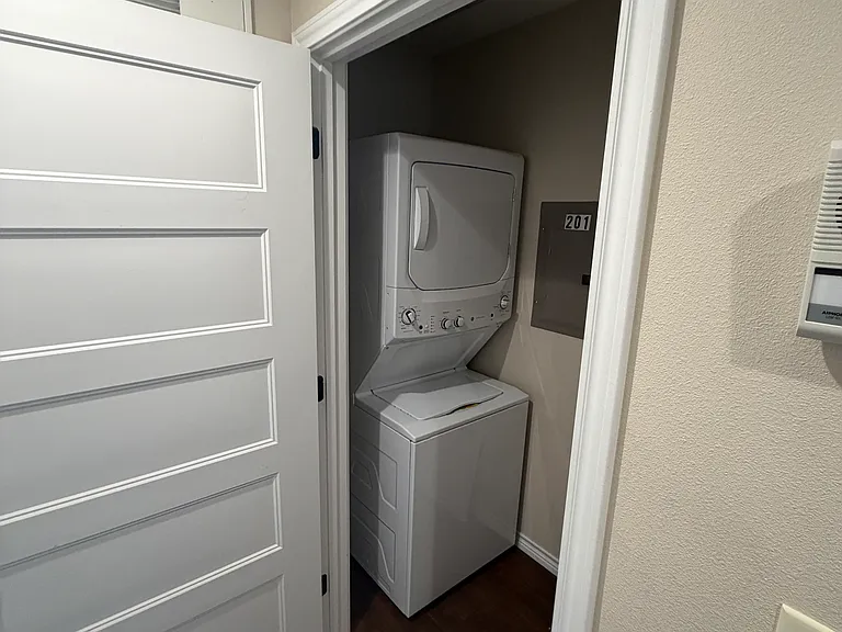 305 W Willis St #202 — Photo 5