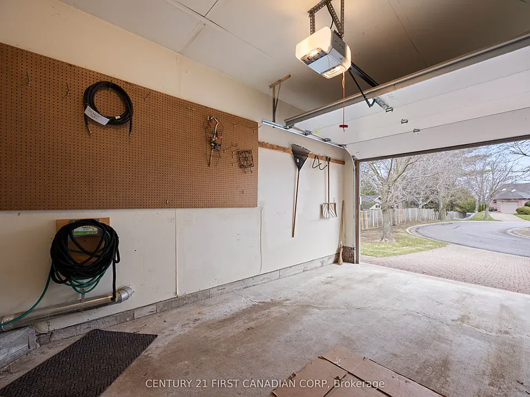 90 Ontario St S #12 — Photo 32