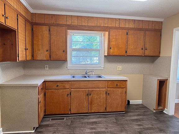 5th image of 915 Pine Circle Dr