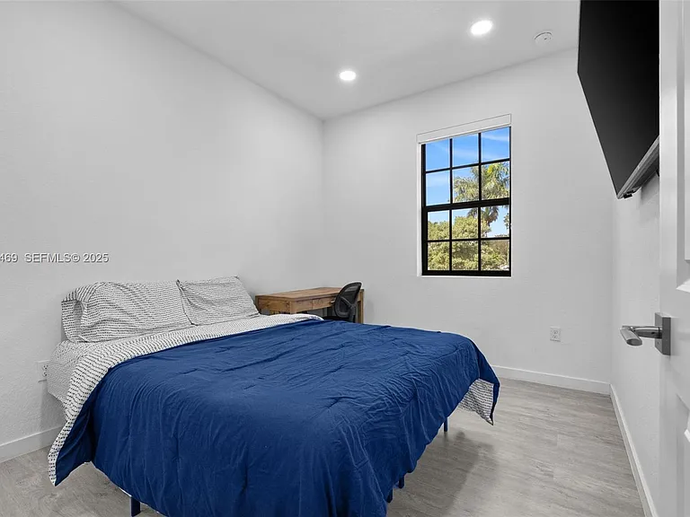 757 SW 11th St — Photo 13