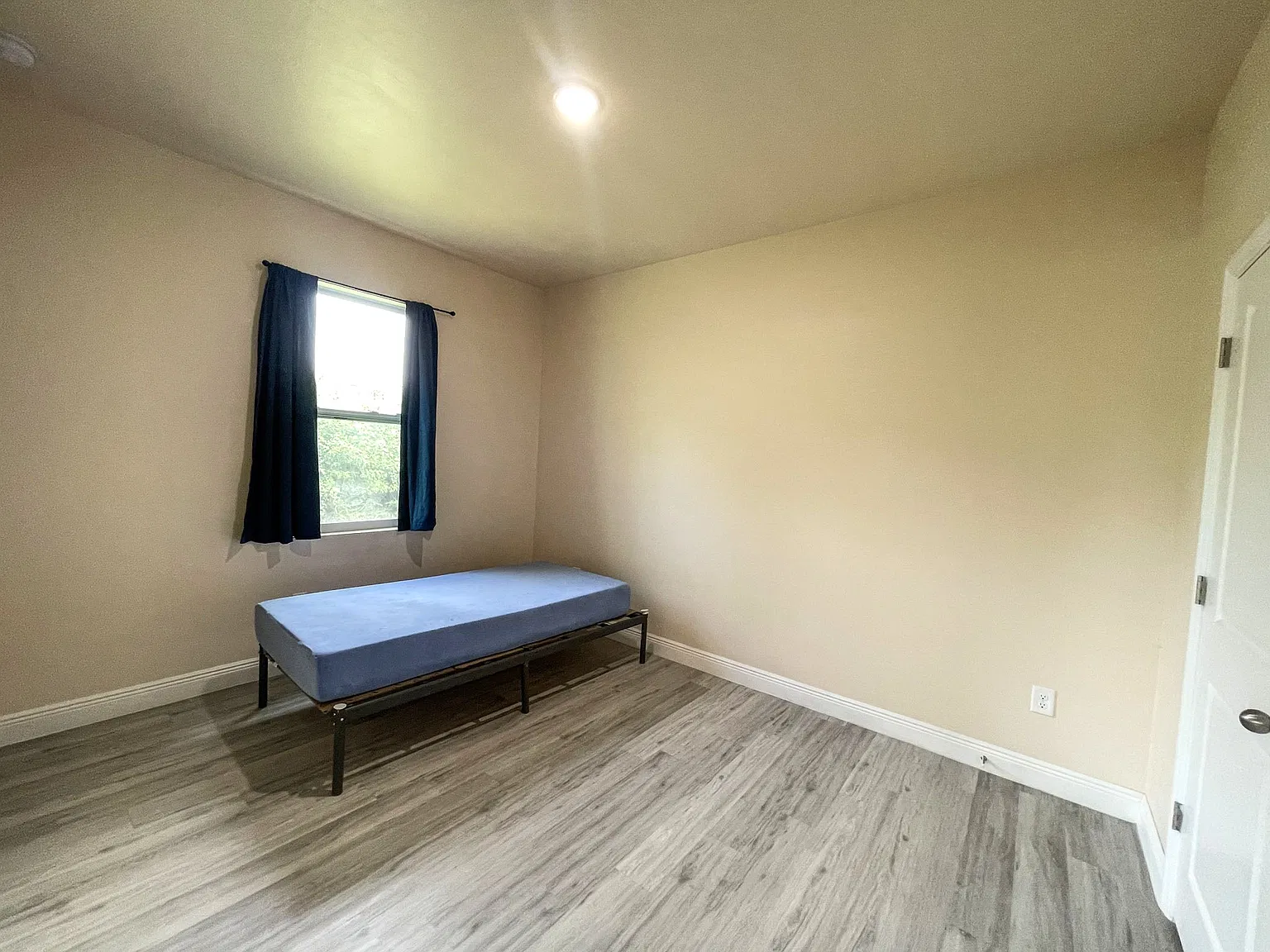 2 bed, 400 sqft, $1,100 — Photo 4