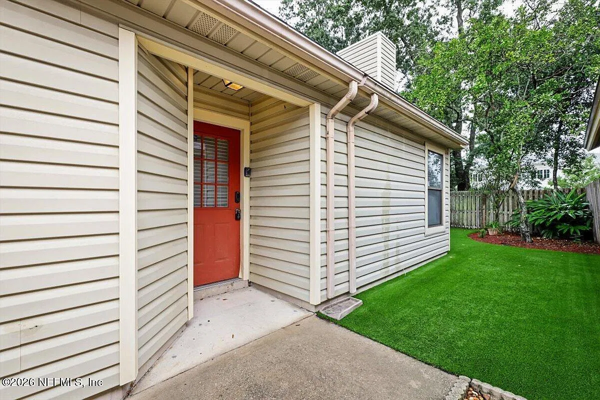 3 bed, 2.0 bath, 1241 sqft, $1,895 — Photo 1