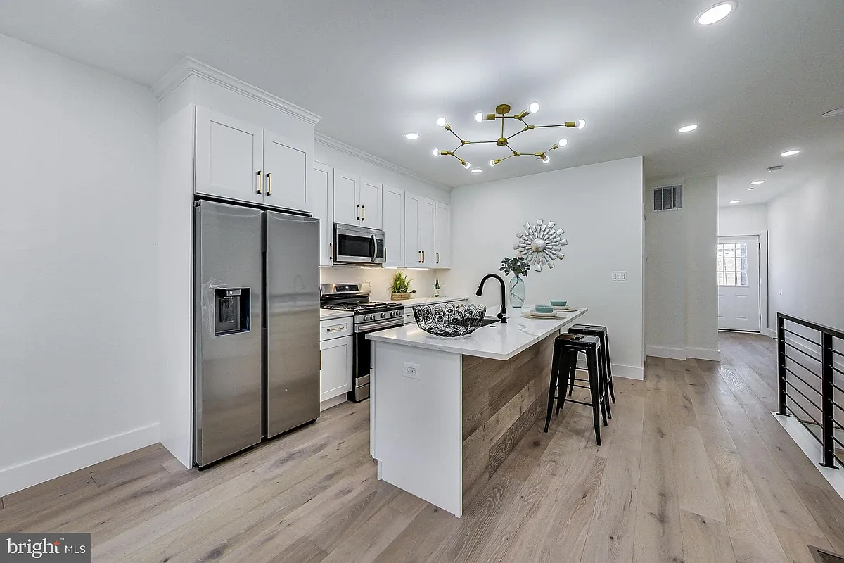 Building Photo - 1626 NE #K