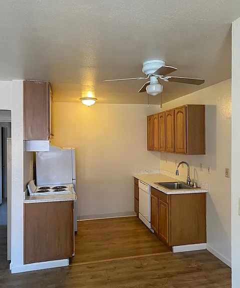 Ellis Park Apartments — Photo 2