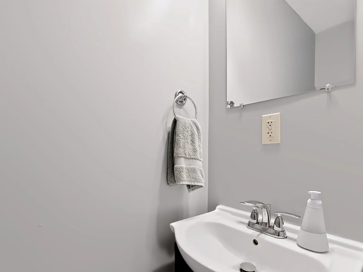 4 bed, 2.5 bath, 2015 sqft, $2,800 — Photo 3