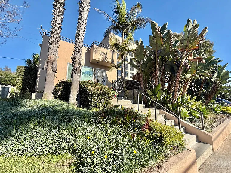 2832 Ingleside Dr — Photo 2