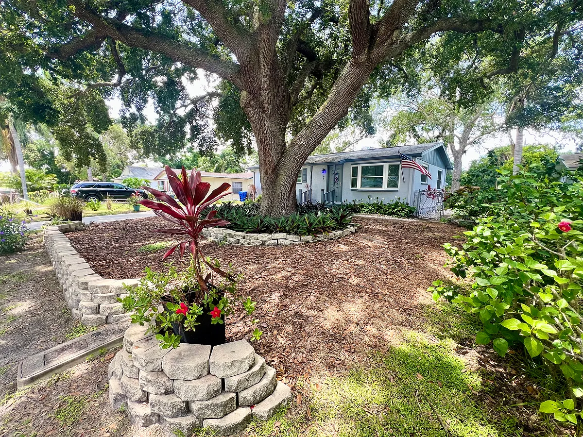 Building Photo - 1638 Saint Catherine Dr W