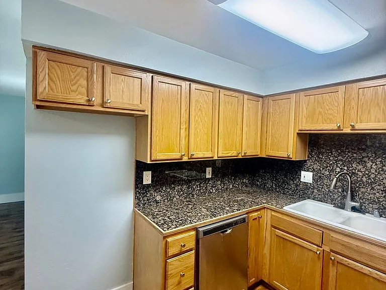 Howard & Lexington Apts — Photo 9