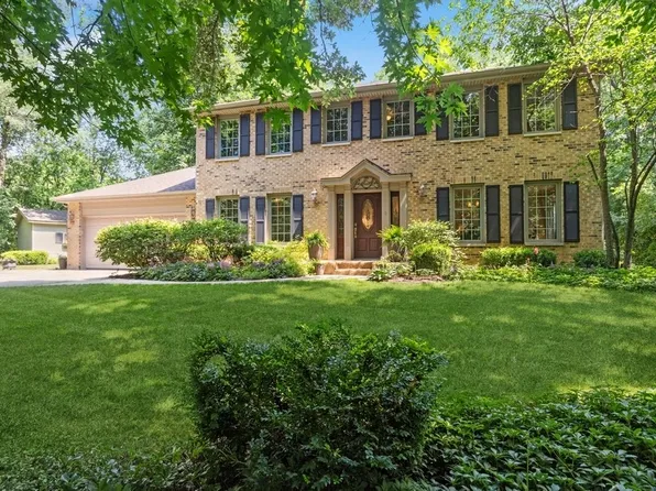 1884 Saddle Hill Rd, Libertyville, IL 60048