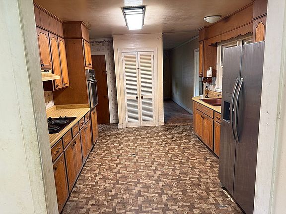 5th image of 414 Johnson St