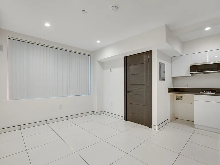 946 S Ridgeley Dr #105 — Photo 2