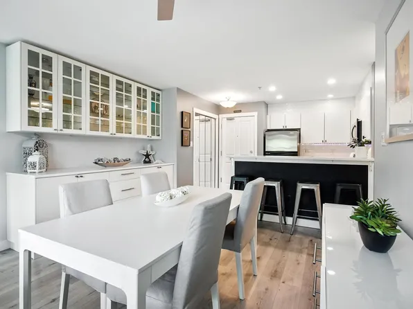 225 Newport Dr #404, Pt Moody, BC V3H 5C7