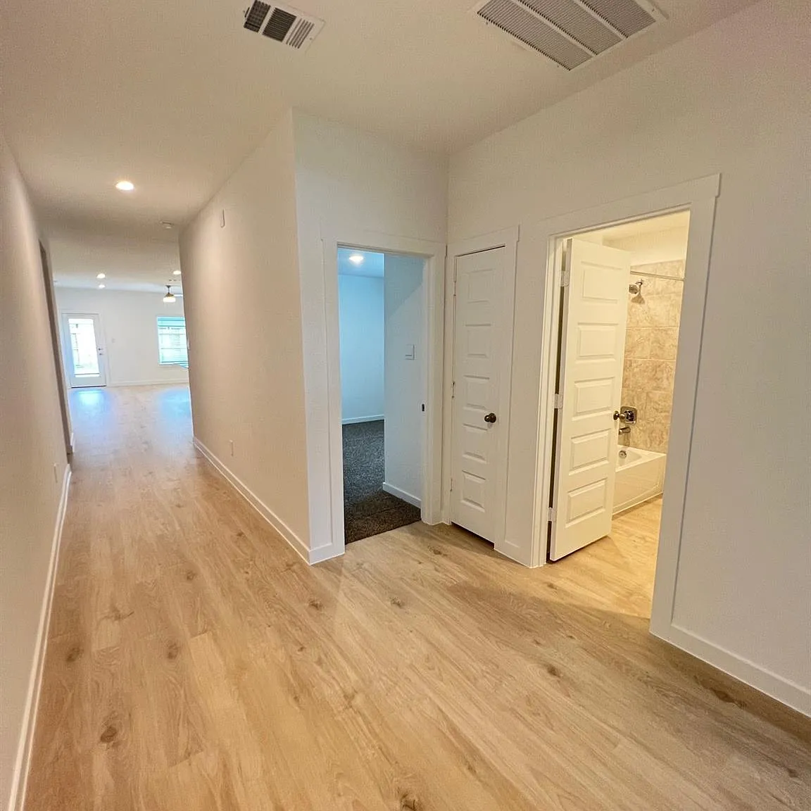4 bed, 2.5 bath, 1868 sqft, $2,400 — Photo 3