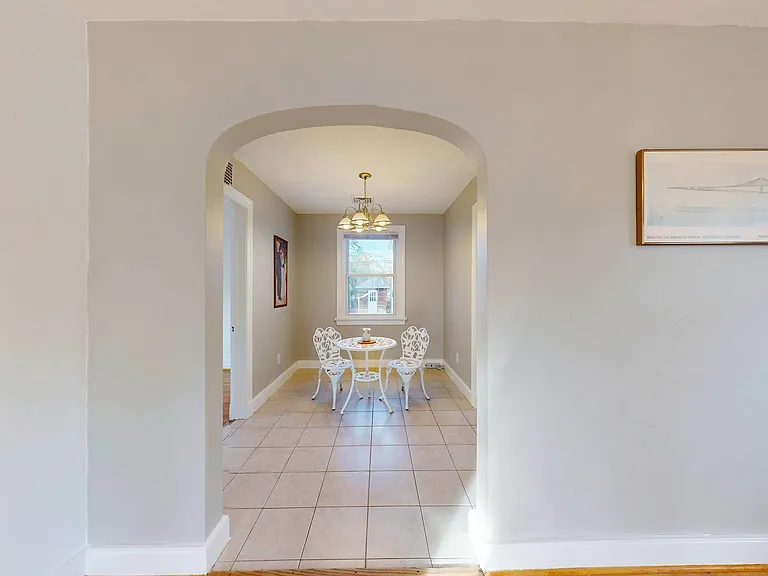 110 E Union St — Photo 6