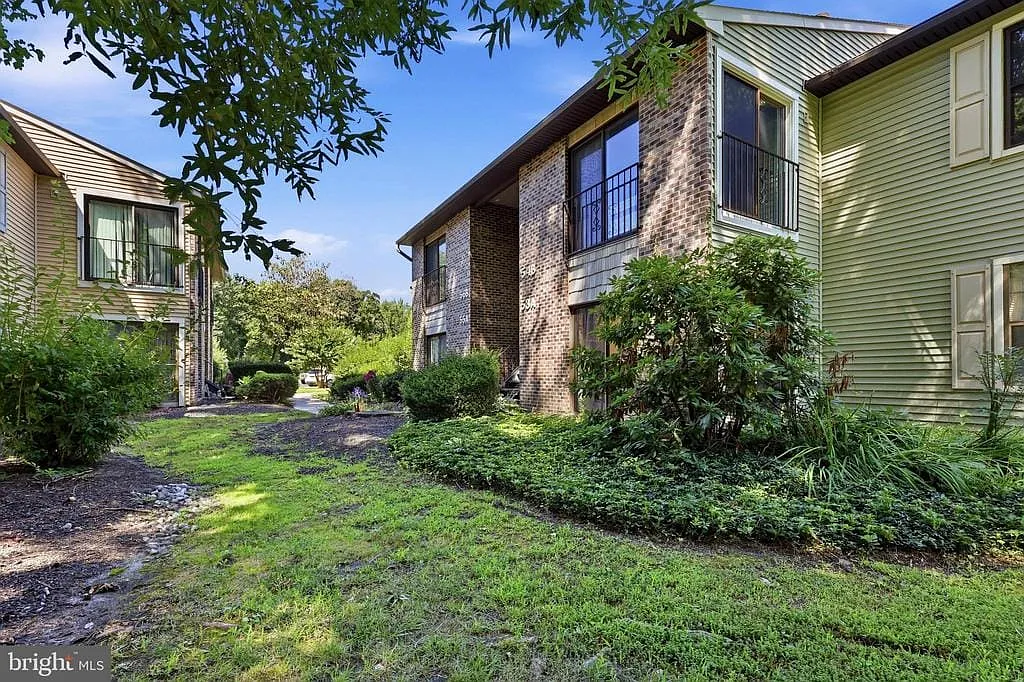 2 bed, 1.0 bath, 1171 sqft, $2,400 — Photo 2