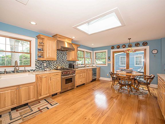 5th image of 59 Hollins Ln