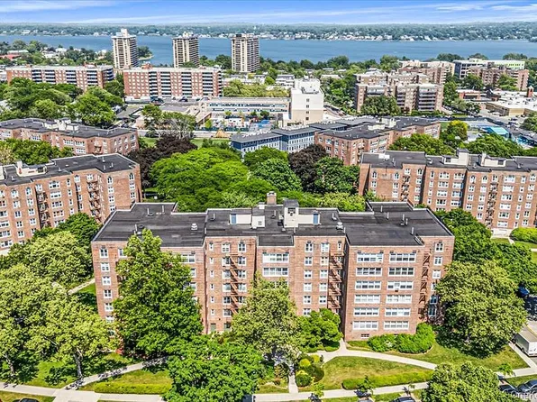 18-65 211th St #3K, Bayside, NY 11360