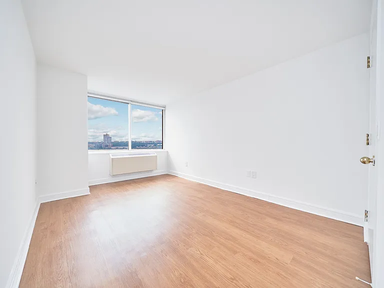 160 Riverside Blvd #16P — Photo 10