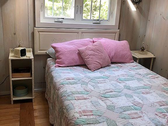 Queen bedroom with skylight 