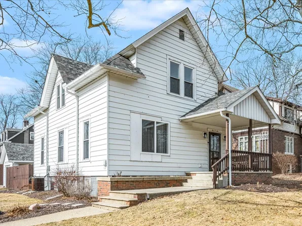 606 S Main St, Eureka, IL 61530