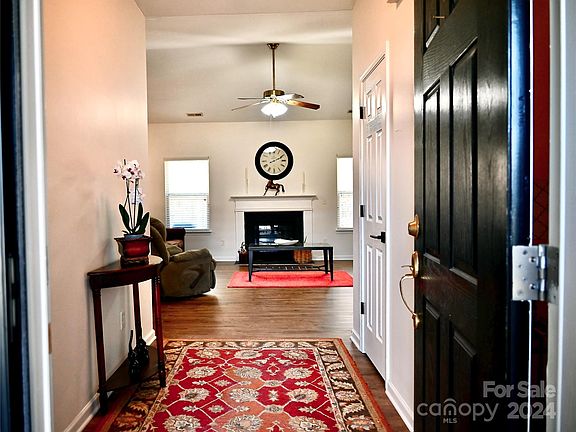 3rd image of 412 Augustus Ln