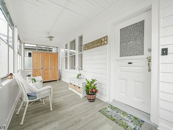 4th image of 128 Rollinson St