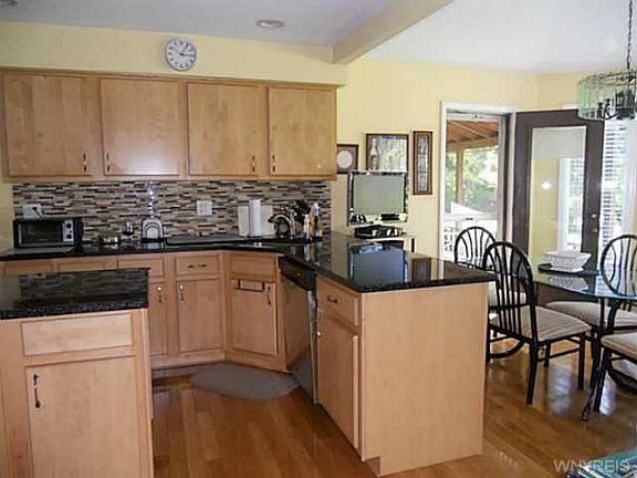 5th image of 75 Crestwood Ln