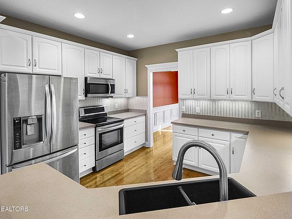 4th image of 225 Alpine Dr