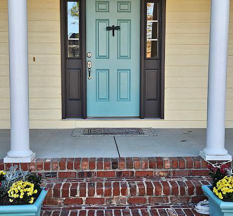 An inviting, full front porch