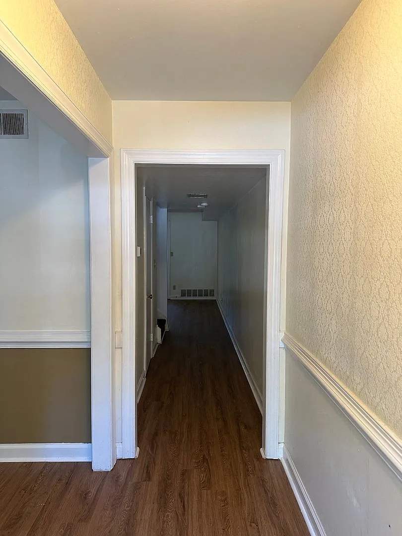 Spacious Townhome! 2 bedroom/2 1/2 bath . — Photo 3