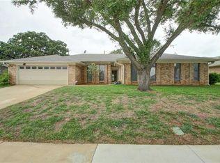 2077 Parkridge Dr, Hurst, TX 76054