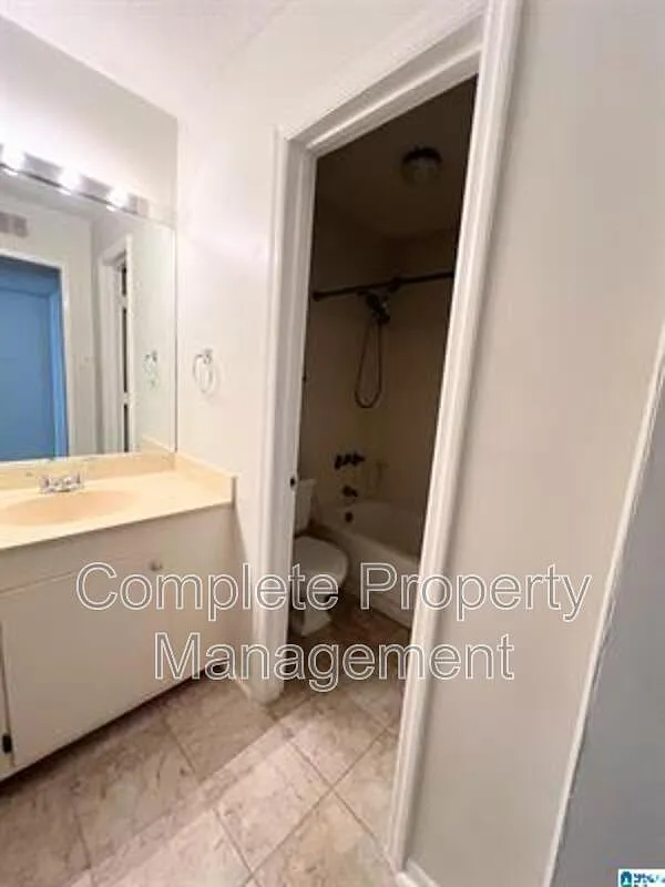 2 bed, 1.0 bath, $1,650 — Photo 3