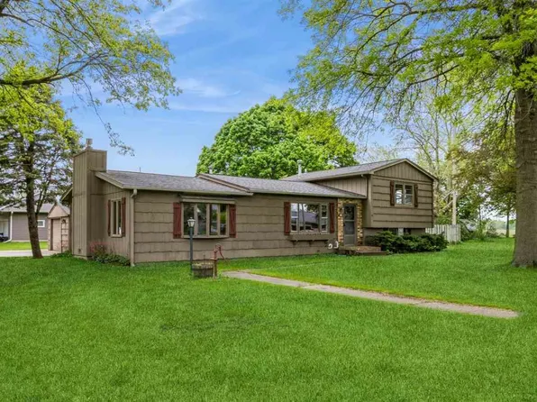 303 2nd St, Hills, IA 52235