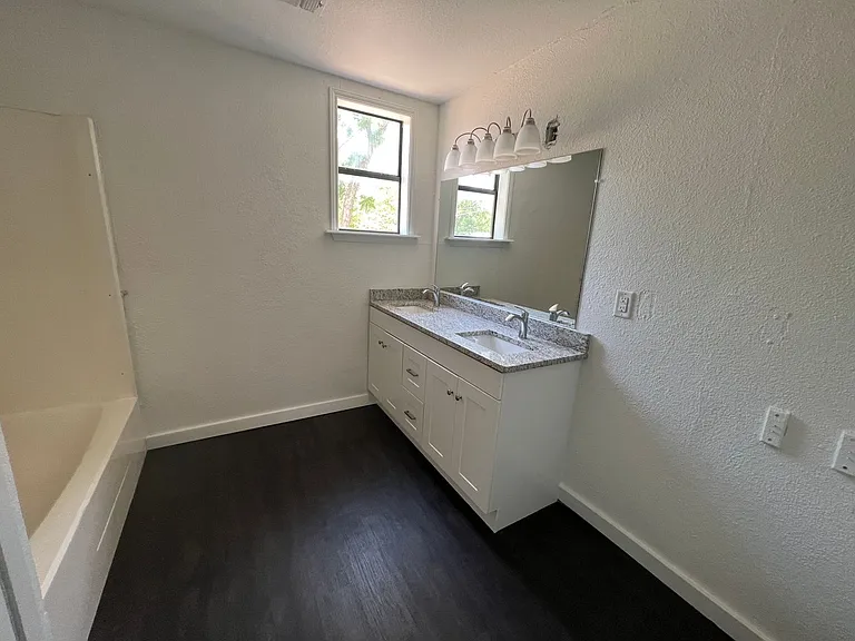 361 College Dr — Photo 10