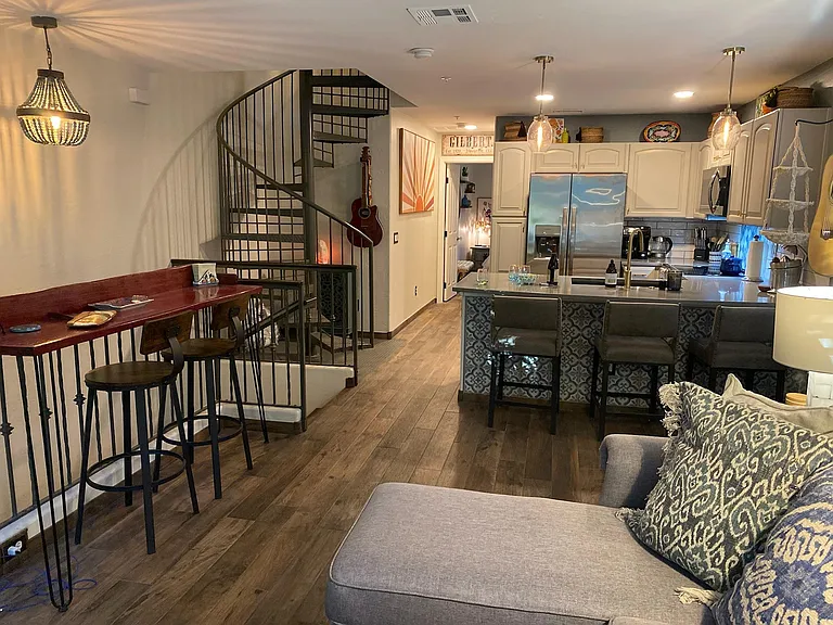 426 N Alder St — Photo 5