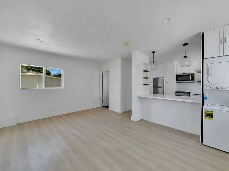 Stylish Santa Monica studio with w/d in unit, and private rear yard. — Photo 9