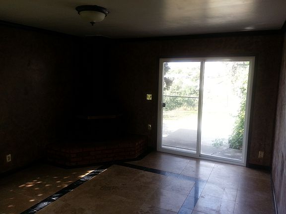Additional room w fireplace