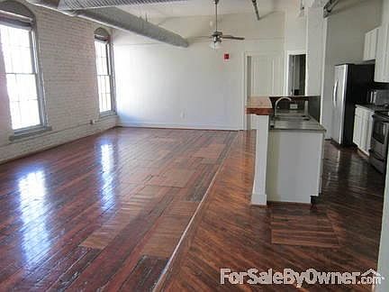 Open Floor Plan
						:
						High ceilings and open floor plan with lots of light!