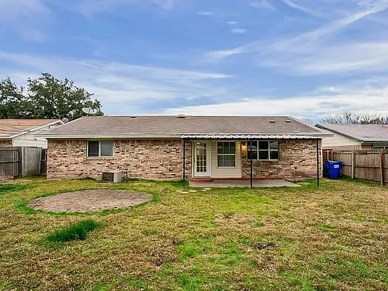 423 Southlake Dr — Photo 2