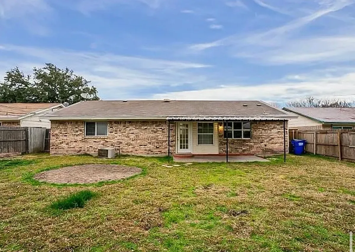Building Photo - 423 Southlake Dr