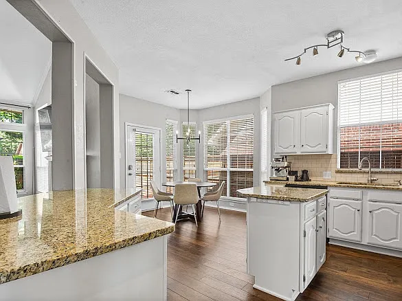 10800 Alexandria Dr — Photo 4