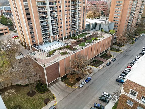 3rd image of 121 W 48th St #100