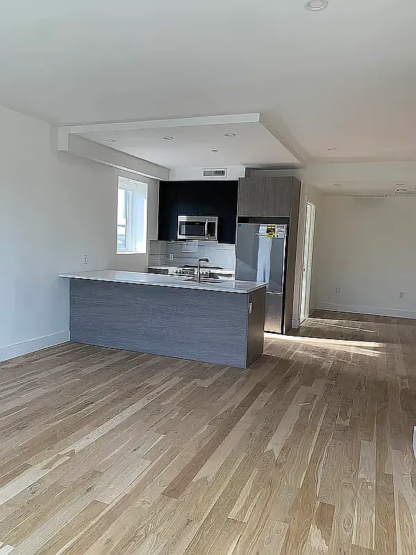 577 Third Avenue — Photo 3