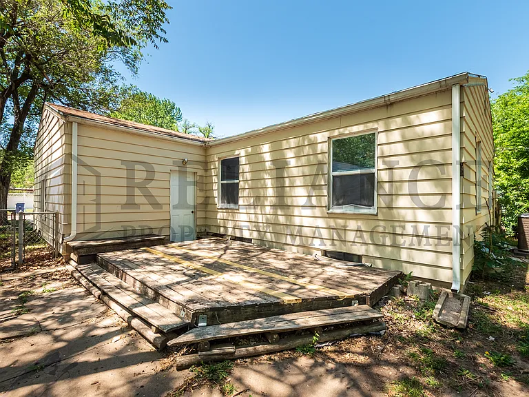 1122 S Quentin St — Photo 16