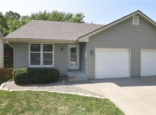 916 E Summit St, Smithville, MO 64089