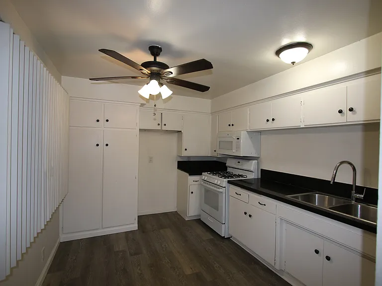 210 W Lemon Ave — Photo 19