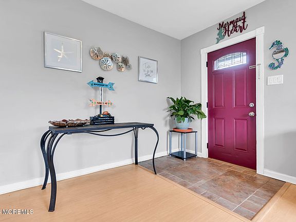 4th image of 219 Beachwood Boulevard
