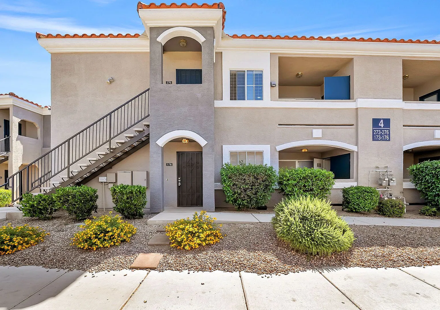 Spacious single-level, first-floor unit featuring 3 bedrooms and 2 bathrooms. — Photo 4